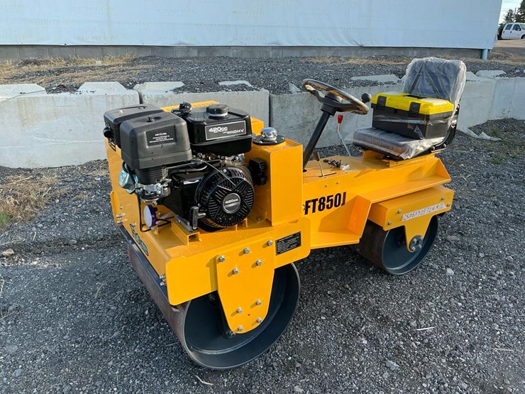 #1252-•-unused-future-ft850-ride-on-road-roller-image-1