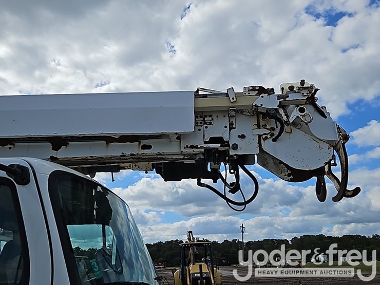 2011-freightliner-m2-106-image-21