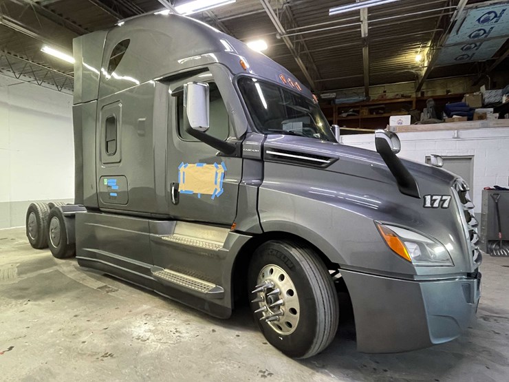 #6224-•-2022-freightliner-cascadia-semi-truck-(title-in-delay)-image-4