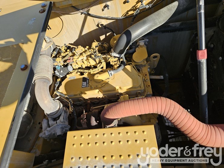 2020-caterpillar-320-image-38