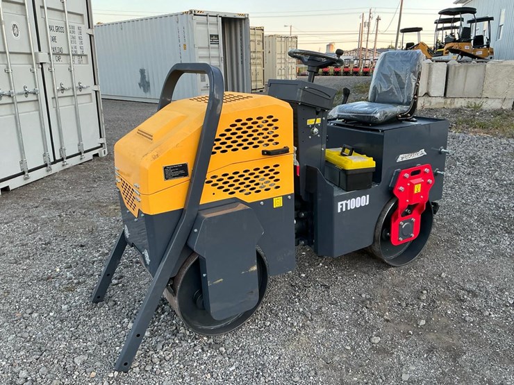 #1253-•-unused-future-ft1000-ride-on-road-roller-image-1