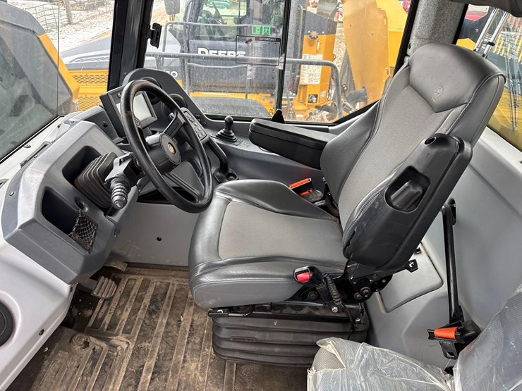 2023-deere-260e-image-10