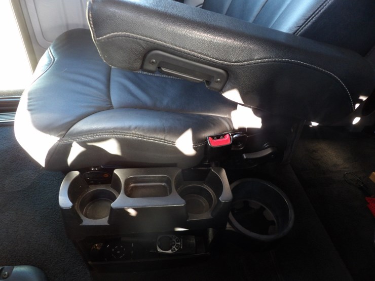 2022-peterbilt-389-image-37