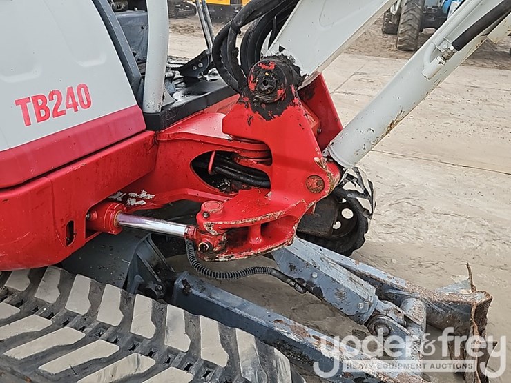 2020-takeuchi-tb240-image-13