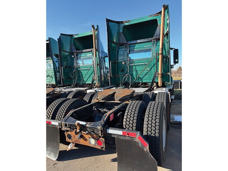 2016-volvo-vnl-300-image-3