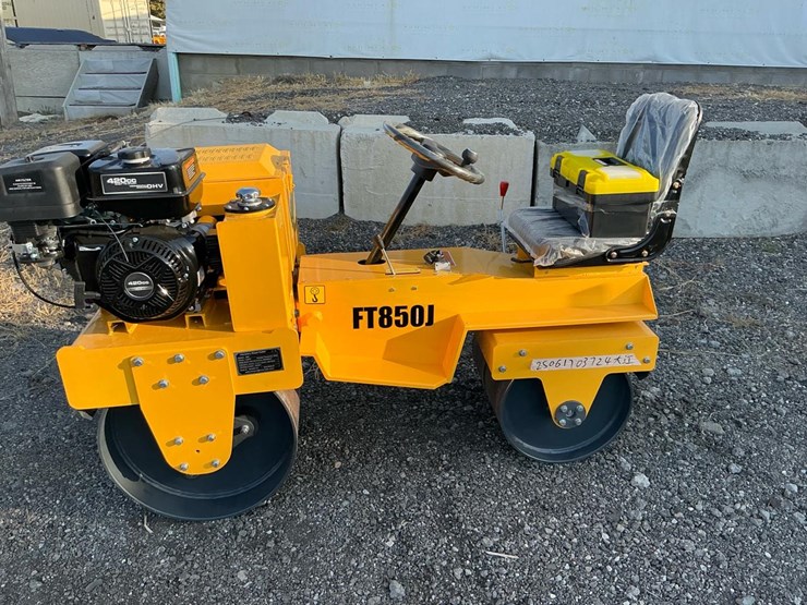 #1252-•-unused-future-ft850-ride-on-road-roller-image-2