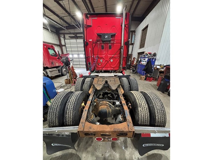 2013-freightliner-cascadia-125-image-4