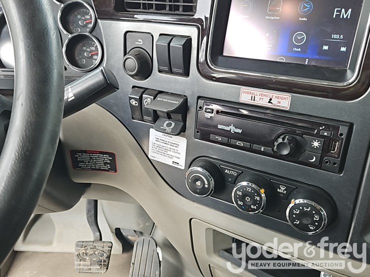 2021-peterbilt-567-image-31