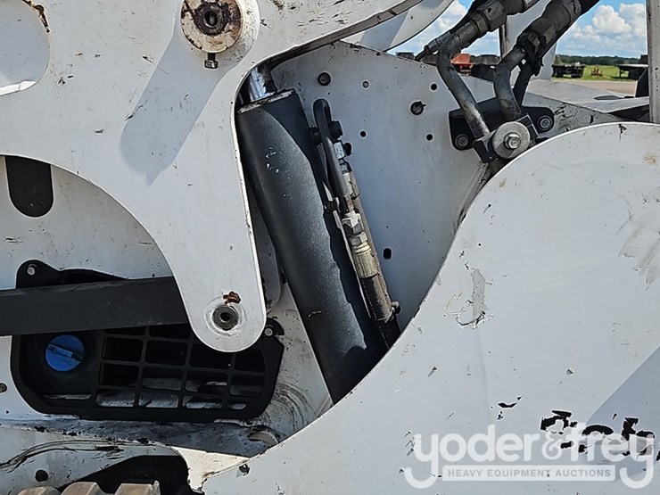 2017-bobcat-t770-image-73
