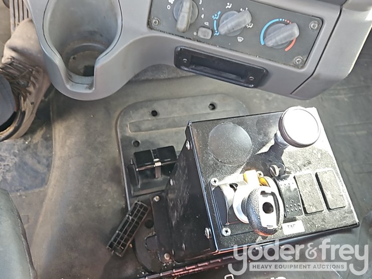 2016-freightliner-114sd-image-30