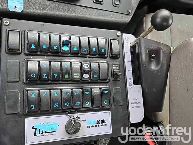 2022-freightliner-m2-106-image-35