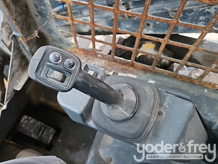 2019-deere-317g-image-19