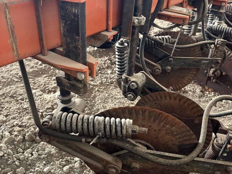 yetter-custom-30'-liquid-fertilizer-applicator-image-3