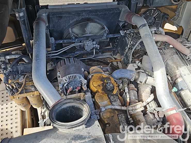 2016-caterpillar-725c2-image-23