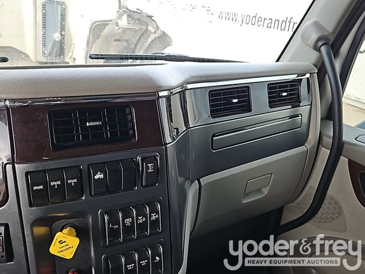 2021-peterbilt-567-image-30