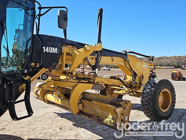 2013-caterpillar-140m2-image-9