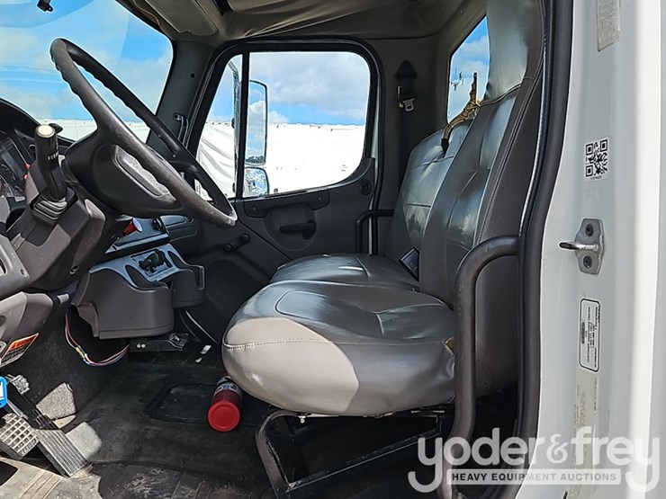 2011-freightliner-m2-106-image-36