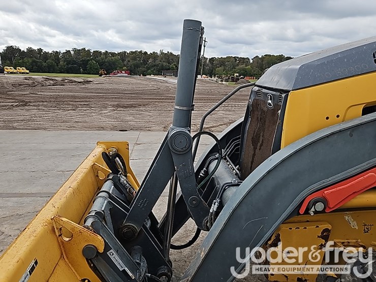 2015-deere-410l-image-15