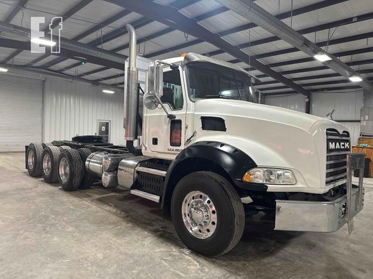 2012-mack-granite-gu813-image-2