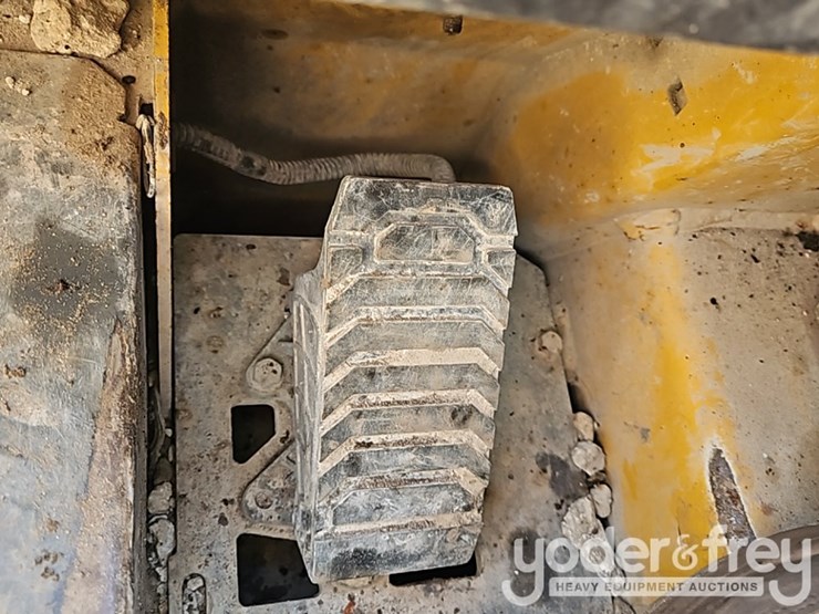 2019-deere-317g-image-24