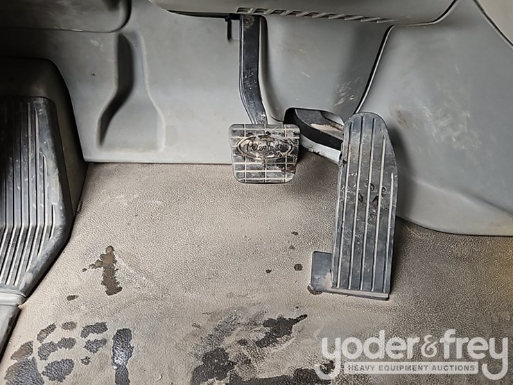 2021-peterbilt-567-image-33