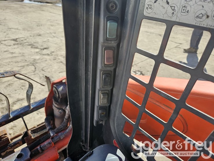 2015-kubota-ssv75-image-21