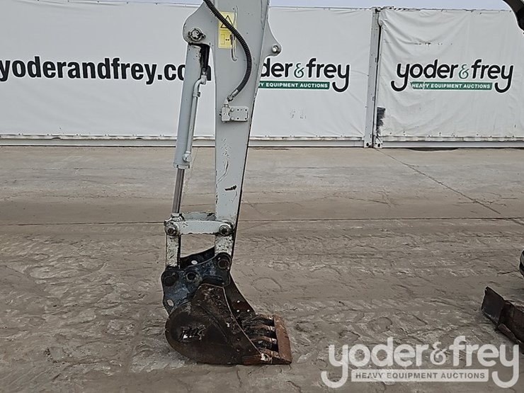 2020-takeuchi-tb240-image-17