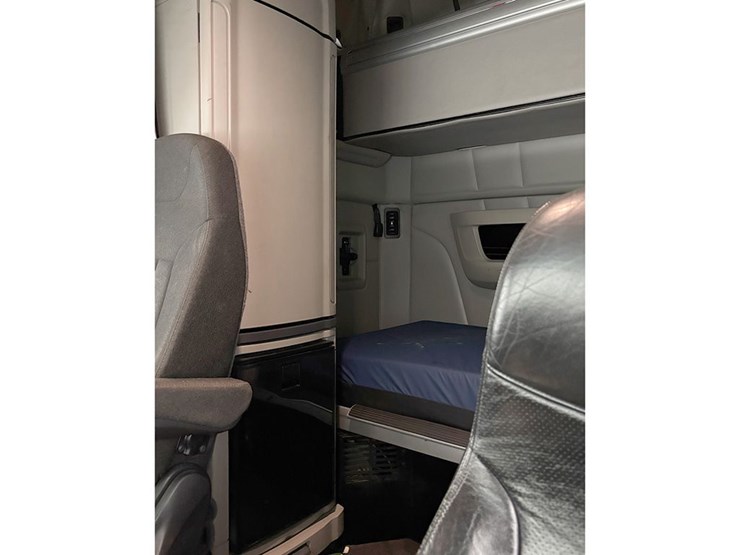 2023-peterbilt-579-image-5