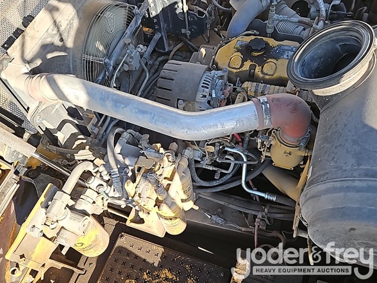 2016-caterpillar-725c2-image-27