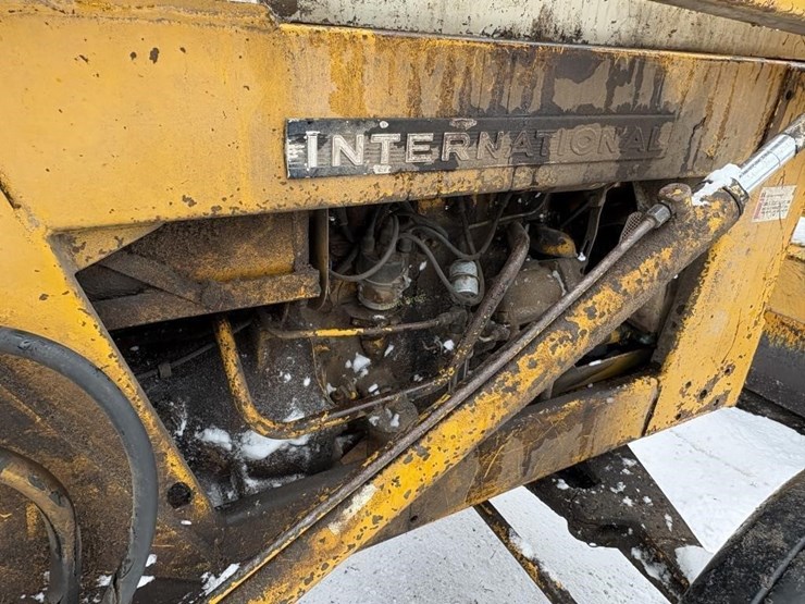 international-industrial-loader-tractor-image-11