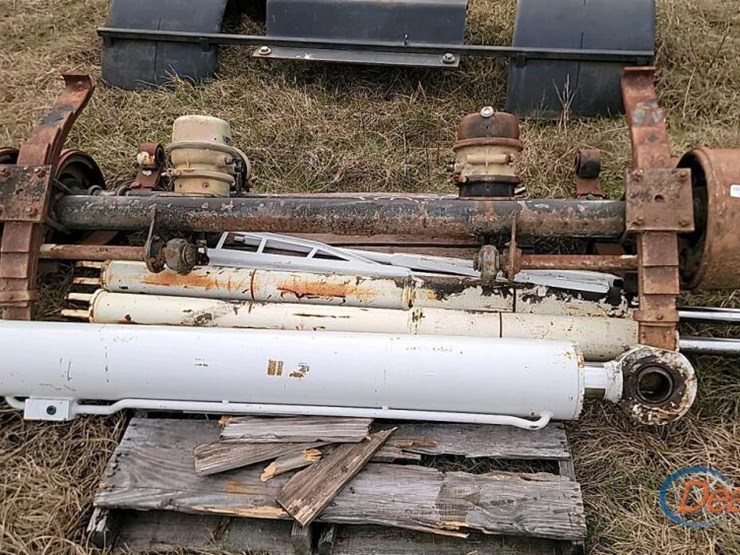 pallet-of-(2)-axles-and-(3)-cylinders-image-1