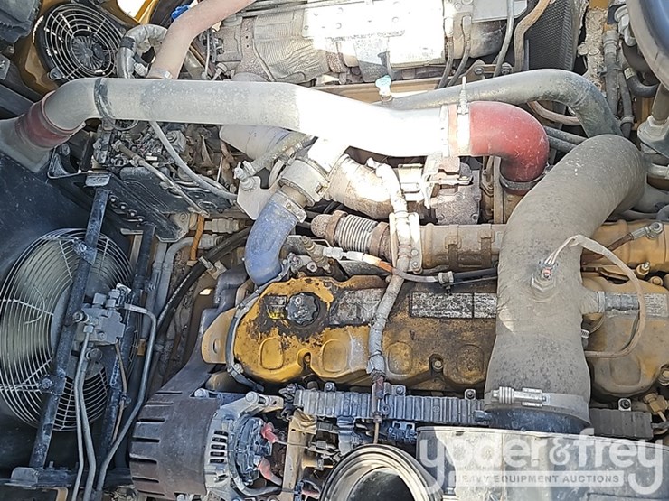 2016-caterpillar-725c2-image-24