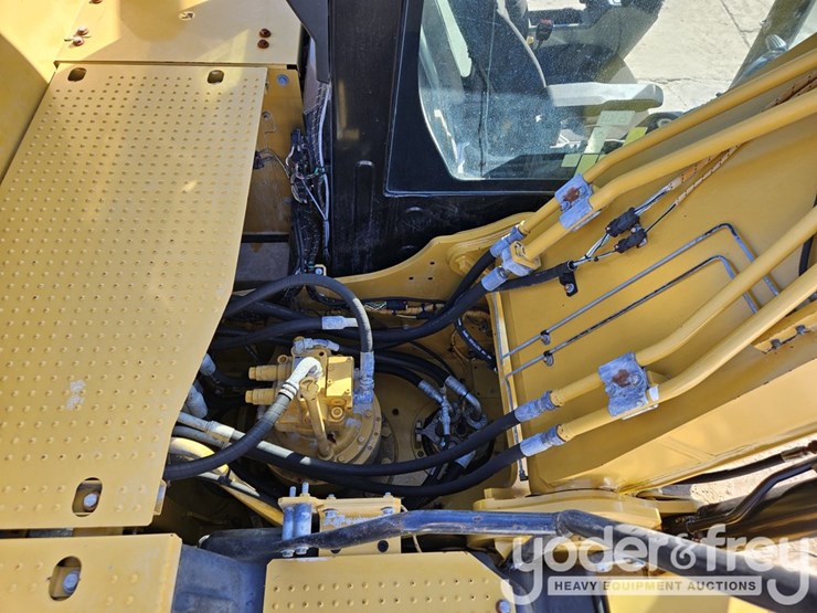 2020-caterpillar-320-image-35