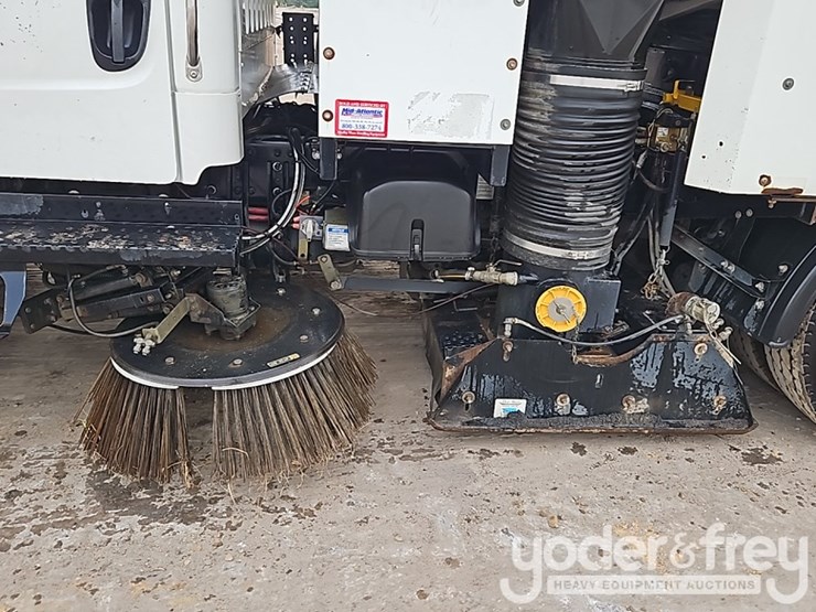 2022-freightliner-m2-106-image-14