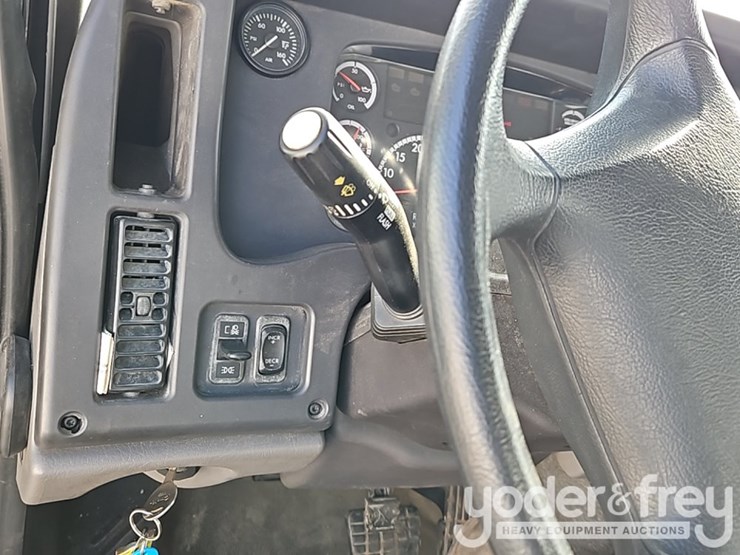 2016-freightliner-114sd-image-32