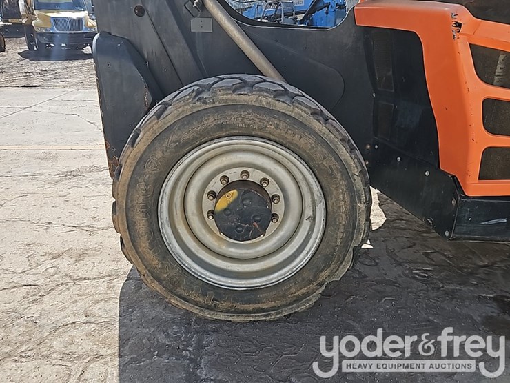 2016-jlg-1055-image-8