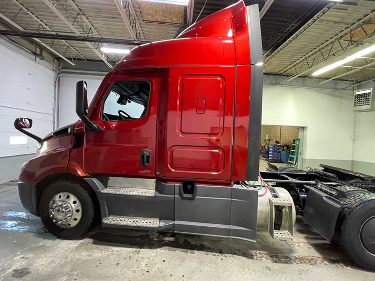 #6226-•-2021-freightliner-cascadia-semi-truck-(title-in-delay)-image-9