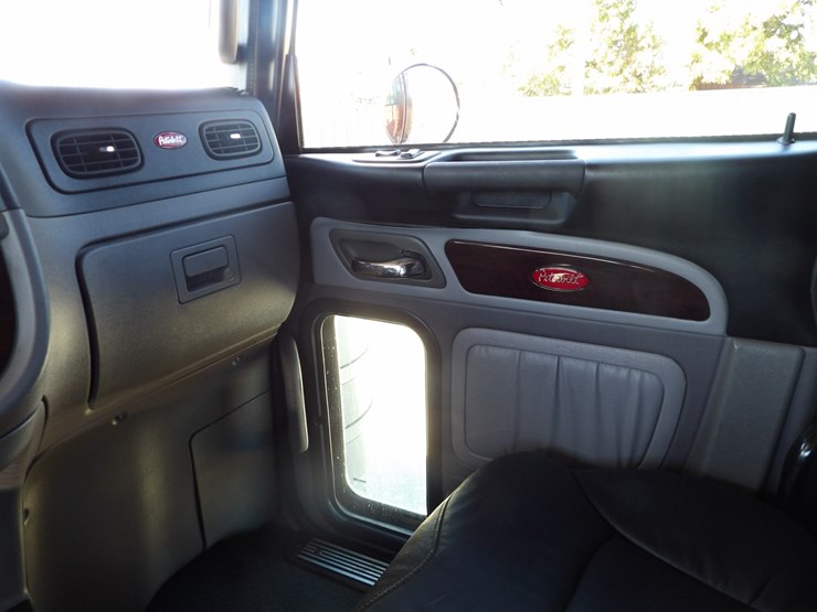 2022-peterbilt-389-image-40