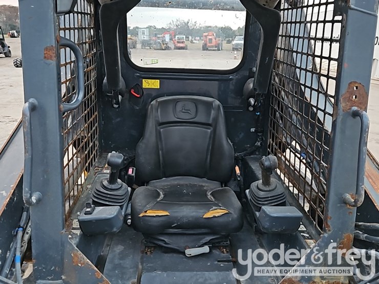 2019-deere-317g-image-16