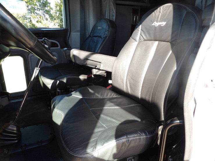 2022-peterbilt-389-image-33