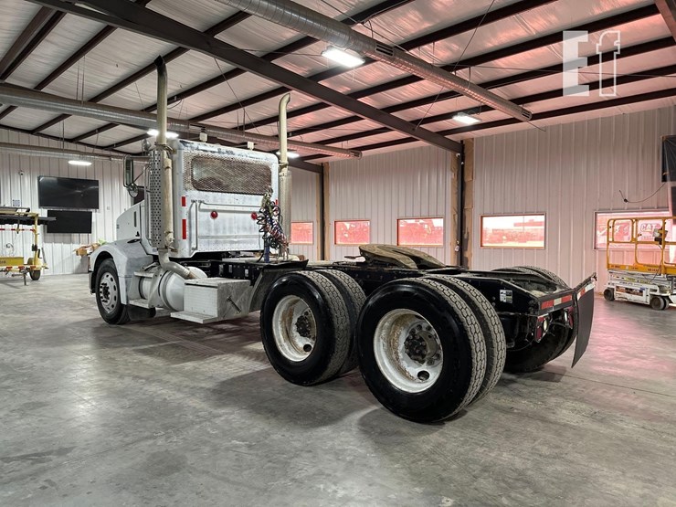 2005-peterbilt-385-image-4