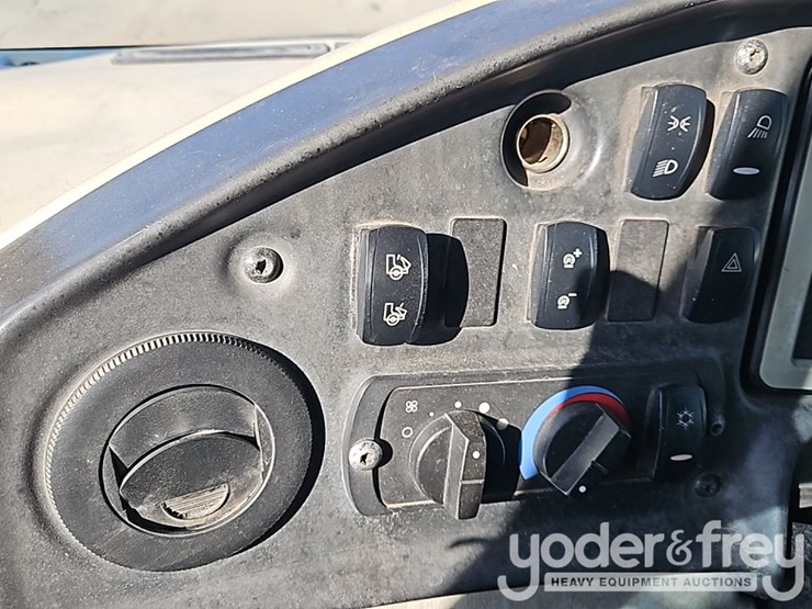 2016-caterpillar-725c2-image-33