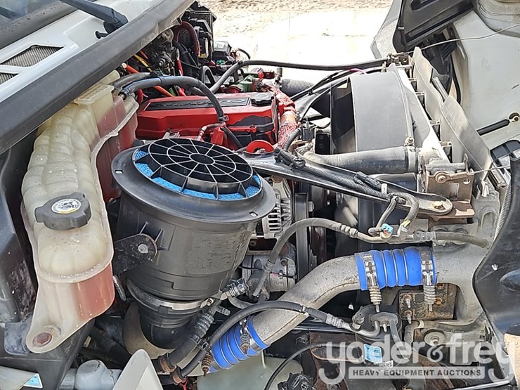 2011-freightliner-m2-106-image-34