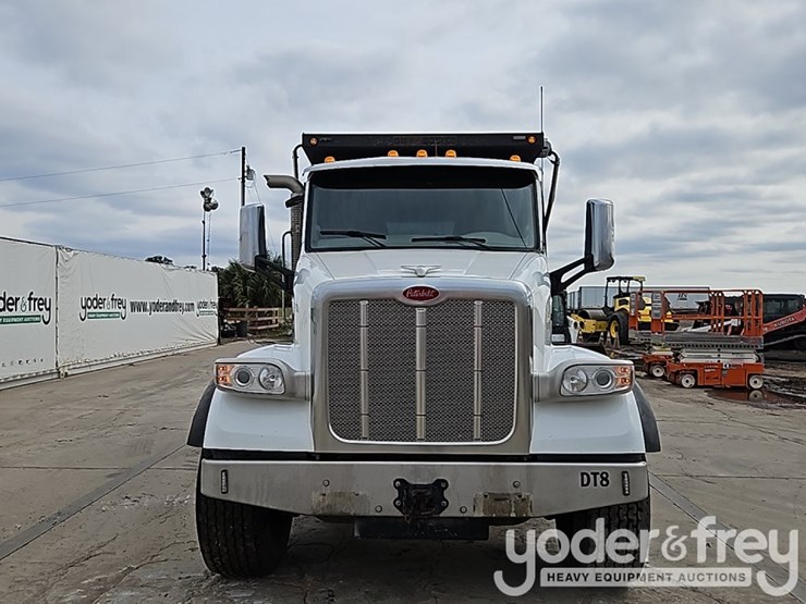2021-peterbilt-567-image-12