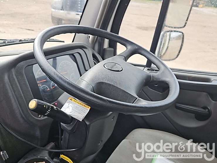 2022-freightliner-m2-106-image-32