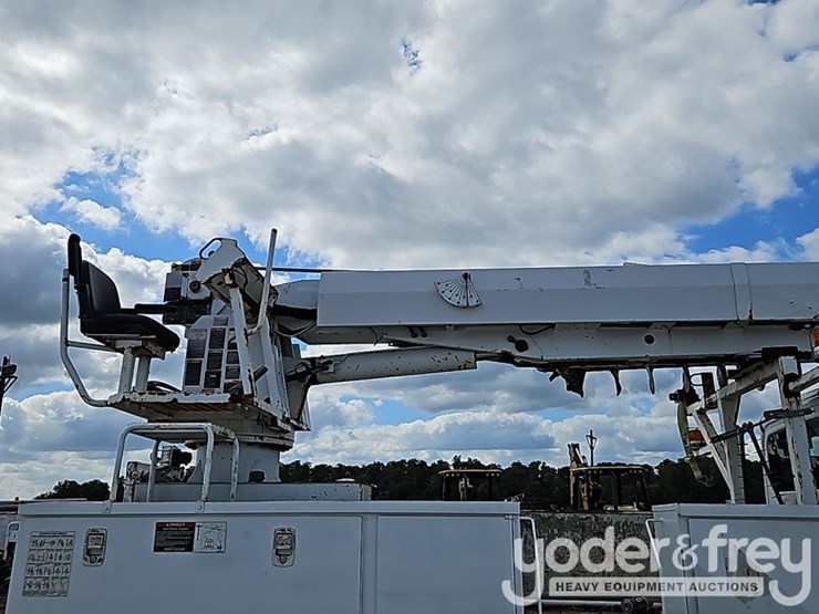 2011-freightliner-m2-106-image-22