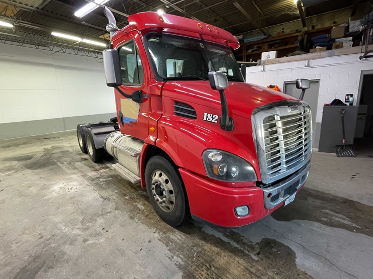 #6227-•-2018-freightliner-cascadia-day-cab-semi-truck-(title-in-delay)-image-3