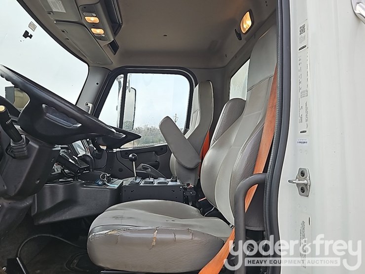 2022-freightliner-m2-106-image-28