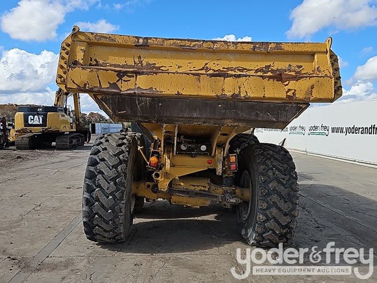 2016-caterpillar-725c2-image-17