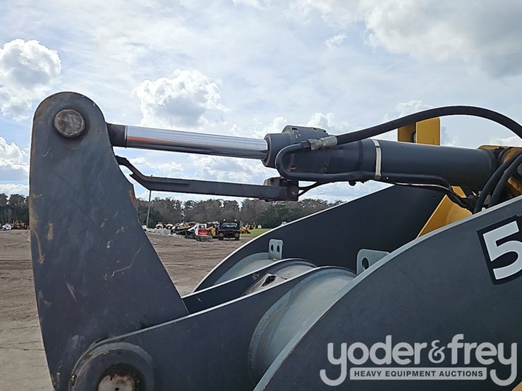 2015-deere-524k-image-16